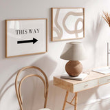 Quadro horizontal com linhas abstratas onduladas em bege areia sobre fundo branco, composição orgânica, estilo abstrato e presença serena para interiores contemporâneos. Disponível em kudeko.com