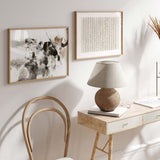Horizontales Wandbild mit abstrakter Komposition in Schwarz, Grau und Beige auf hellem Hintergrund, breiten Linien, weichen Formen und modernem Stil. Erhältlich auf kudeko.com