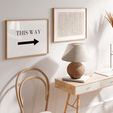 Tableau horizontal avec troncs stylisés en gris perle et blanc cassé sur fond clair, composition nordique épurée pour une décoration murale calme et naturelle. Disponible sur kudeko.com