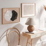 Horizontales Wandbild mit überlagerten organischen Formen in Off-White, Kohleschwarz und warmem Beige, feinen geschwungenen Linien und abstraktem zeitgenössischem Stil. Erhältlich auf kudeko.com