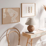 Tableau horizontal avec trois formes ondulées et allongées en beige clair, taupe et sable sur fond blanc, dans un style minimaliste épuré. Disponible sur kudeko.com