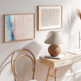 Horizontales Wandbild mit abstrakter Komposition aus diffusen Formen in Graublau, Altrosa und hellem Beige, weiche helle Wirkung im abstrakten Stil für moderne Wandgestaltung. Erhältlich auf kudeko.com