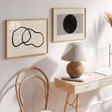Quadro horizontal com círculo preto ao centro, fundo bege, finas linhas onduladas pretas e composição geométrica limpa de estilo contemporâneo. Disponível em kudeko.com