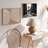 Tableau horizontal avec formes organiques superposées en beige, sable et brun doux, traversé par une ligne courbe continue dans un style abstrait minimaliste. Disponible sur kudeko.com