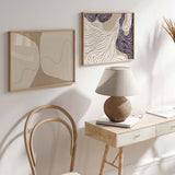 Quadro horizontal com formas abstratas de linhas onduladas em branco, bege e azul-marinho, composição fluida de estilo abstrato para decoração de parede contemporânea. Disponível em kudeko.com