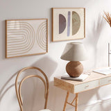 Quadro horizontal com dois arcos concêntricos em bege claro sobre fundo branco quebrado, composição abstrata de linhas suaves e estilo minimalista depurado. Disponível em kudeko.com