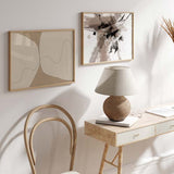 Tableau horizontal avec composition abstraite, taches noires, nuances grises et beiges, larges tracés, formes diagonales et fond clair dans un style contemporain. Disponible sur kudeko.com