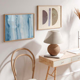 Tableau horizontal avec composition abstraite aux formes fluides en bleu glace, bleu grisé et blanc, avec effet vaporeux, ambiance calme et style contemporain. Disponible sur kudeko.com
