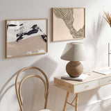 Cuadro horizontal de ilustración abstracta de trazos en marrón verdoso sobre fondo beige. Una obra alegre de la colección de Laras.