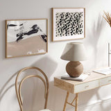 Cuadro horizontal abstracto de ilustración en tonos beige y negro. Combina este cuadro con el resto de su colección Paint Explosion para crear el mural perfecto.