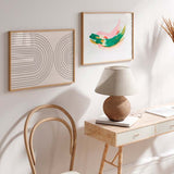 Horizontales Wandbild mit geschwungenen abstrakten Formen in Rosa, Smaragdgrün, Creme, Senfgelb und roten Akzenten auf weißem Hintergrund, im zeitgenössischen abstrakten Stil. Erhältlich auf kudeko.com