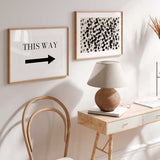 Tableau horizontal avec petites formes abstraites noires et grises dispersées sur fond blanc cassé, composition organique au style contemporain en noir et blanc. Disponible sur kudeko.com