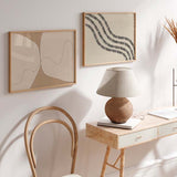 Horizontales Wandbild mit schwarzen wellenförmigen Linien aus kleinen wiederholten Strichen auf hellbeigem Hintergrund, organische Komposition im abstrakten und zeitgemäßen Stil. Erhältlich auf kudeko.com