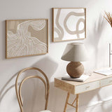 Horizontales Wandbild mit weißen geschwungenen Linien, warmem beigem Hintergrund, organischer abstrakter Komposition und klarem Stil für moderne Wandgestaltung. Erhältlich auf kudeko.com