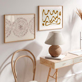 Cuadro horizontal con círculos concéntricos de puntos en beige, terracota y marrón sobre fondo claro, composición geométrica de aire boho y aspecto sereno. Disponible en kudeko.com