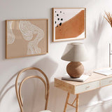 Horizontales Wandbild mit abstrakter Terrakottaform auf weißem Hintergrund, kleinen schwarzen Akzenten seitlich, im minimalistischen und zeitgenössischen Stil. Erhältlich auf kudeko.com