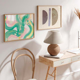 Cuadro horizontal abstracto y colorido efecto brocha. Sobre un ligero fondo gris, esta obra llenará de color y alegría cualquier rincón de tu casa. Más abajo encontrarás la colección entera con la que podrás hacer un mural que no pasará desapercibido.