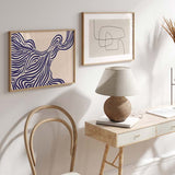 Cuadro horizontal de ilustración abstracta de trazos en azul sobre fondo beige rosado. Una obra alegre de la colección de Laras.