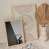 Wandbild mit Schwarz-Weiß-Fotografie einer Frau mit weißem Regenschirm neben einer Tür, diagonaler Lichtführung, markantem Schatten an der Wand und sachlichem fotografischem Stil. Erhältlich auf kudeko.com