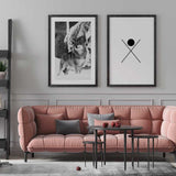 Wandbild mit einem Wolf in Nahaufnahme in verschneiter Landschaft, graues Fell, weißer verschwommener Hintergrund und schlichter fotografischer Stil in Schwarz und Weiß. Erhältlich auf kudeko.com