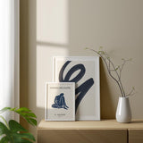 Cuadro de figura humana sentada en azul marino sobre fondo beige con tipografía negra, composición depurada y estilo ilustración. Disponible en kudeko.com