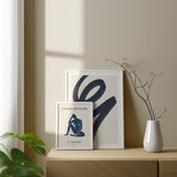 Cuadro con figura femenina sentada en azul marino sobre fondo crema, tipografía negra superior e inferior y estilo minimalista inspirado en cartel artístico. Disponible en kudeko.com