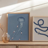 Gerahmtes Wandbild mit großer transluzenter blauer Qualle, spielenden Kindern an Tentakeln, himmelblauem Hintergrund, weißen und rosafarbenen Akzenten, poetischem illustrativen Stil. Erhältlich auf kudeko.com