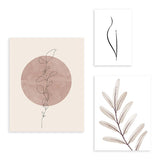 Conjunto de tres cuadros con composición botánica de hojas delicadas, líneas negras finas, círculo rosa empolvado, beige suave y fondo claro, de estilo minimalista. Disponible en kudeko.com