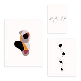 Set aus drei gerahmten Wandbildern mit abstrakten organischen Formen, Typografie simplicity, minimalistischer fließender Linie, in Schwarz, Beige, Terrakotta und Bordeaux, mit ruhigem abstraktem Stil. Erhältlich auf kudeko.com