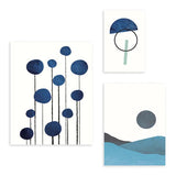 Conjunto de três quadros com formas circulares azuis, linhas finas pretas, semicírculo geométrico e paisagem minimalista em azul, cinzento e preto, num estilo abstrato depurado. Disponível em kudeko.com