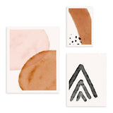 Set aus drei Wandbildern mit abstrakten Formen in Terrakotta, Altrosa und Schwarz, moderne Komposition auf hellem Hintergrund im zeitgenössischen abstrakten Stil. Erhältlich auf kudeko.com