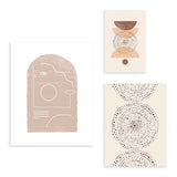 Conjunto de tres cuadros con formas abstractas en beige, arena y marrón, con arcos, círculos, puntos decorativos y líneas finas, de estilo minimalista. Disponible en kudeko.com