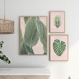 decoración con cuadros, mural - lámina decorativa de hoja de palmera verde sobre fondo beige crema, estilo nórdico y de flores - kudeko