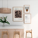 Cuadro con formas botánicas recortadas en negro sobre fondo rosa empolvado, composición orgánica de estilo minimalista con tipografía superior e inferior. Disponible en kudeko.com