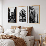 Cuadro con vista urbana de París, fachada clásica con balcones, Torre Eiffel al fondo, tonos grises y negros, estilo fotográfico. Disponible en kudeko.com