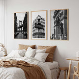 Cuadro de fotografía en blanco y negro del Arco del Triunfo de París, con arquitectura monumental, esculturas clásicas, relieves en piedra y estilo fotográfico elegante. Disponible en kudeko.com