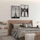Cuadro de la Torre Eiffel con cielo gris, tipografía PARIS en blanco y composición urbana de estilo ciudades. Disponible en kudeko.com