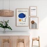 Cuadro con rostro abstracto de línea negra, forma azul intensa, acento mostaza y tipografía negra sobre fondo claro, de estilo minimalista. Disponible en kudeko.com
