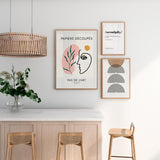 Cuadro con rostro en línea negra, hojas verdes, forma rosa empolvada, acento mostaza y tipografía francesa, de estilo ilustración. Disponible en kudeko.com