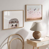 Cuadro horizontal de erizo asomando en primer plano sobre fondo blanco, con tonos marrón, crema y gris, de estilo animales. Disponible en kudeko.com