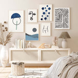 Gerahmtes Wandbild mit weiblicher Silhouette in feinen schwarzen Linien auf cremeweißem Hintergrund, klare Komposition, minimalistischer Stil und moderne Wandgestaltung. Erhältlich auf kudeko.com
