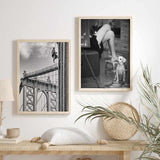 Quadro emoldurado com pequeno cão sentado junto a alpercatas, cena de interior a preto e branco, tons neutros e estilo fotográfico intimista. Disponível em kudeko.com