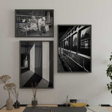 Quadro emoldurado de comboio antigo a preto e branco, com mulher à janela, reflexos de árvores nos vidros e estilo fotográfico nostálgico. Disponível em kudeko.com