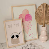 Gerahmtes Wandbild mit Eiswaffel aus drei Kugeln in Rosa, Fuchsia und Pfirsich, heller Waffel, dekorativen Tropfen und kindlichem Stil in Pastelltönen. Erhältlich auf kudeko.com