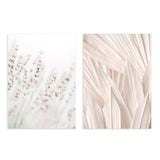 Conjunto de dois quadros com espigas suaves e folhas secas em primeiro plano, em tons de creme, bege claro e branco quebrado, composição botânica de estilo fotográfico emoldurado. Disponível em kudeko.com