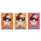 Set aus drei Wandbildern mit weiblichem Porträt, geschlossenen Augen, floralem Kopfschmuck in Rot, Weiß, Rosa und Grün, Hintergründen in Orange, Senfgelb und Fuchsia, illustrativem Stil. Erhältlich auf kudeko.com