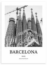 Gerahmtes Wandbild der Sagrada Família in Barcelona in Weiß, Grau und Schwarz, mit markanten Türmen, sichtbaren Baukränen und urbanem fotografischem Stil. Erhältlich auf kudeko.com