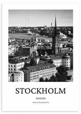 Cuadro con panorámica urbana de Estocolmo, edificios históricos, puerto, iglesia con aguja alta, tonos blanco y negro y estilo fotográfico. Disponible en kudeko.com