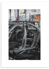 Wandbild mit ausgebranntem verlassenem Auto in einer verfallenen Industriehalle, mit Graffiti, schwarzen und grauen Tönen sowie orangefarbenen Details, in einem urbanen fotografischen Stil. Erhältlich auf kudeko.com