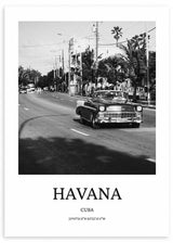 Tableau de rue de La Havane avec voiture classique, palmiers, avenue urbaine, bâtiments et lignes électriques, en noir et blanc, style photographique vintage élégant. Disponible sur kudeko.com
